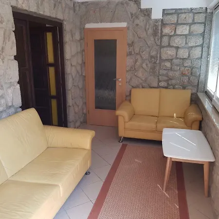 Tisa Apartment *